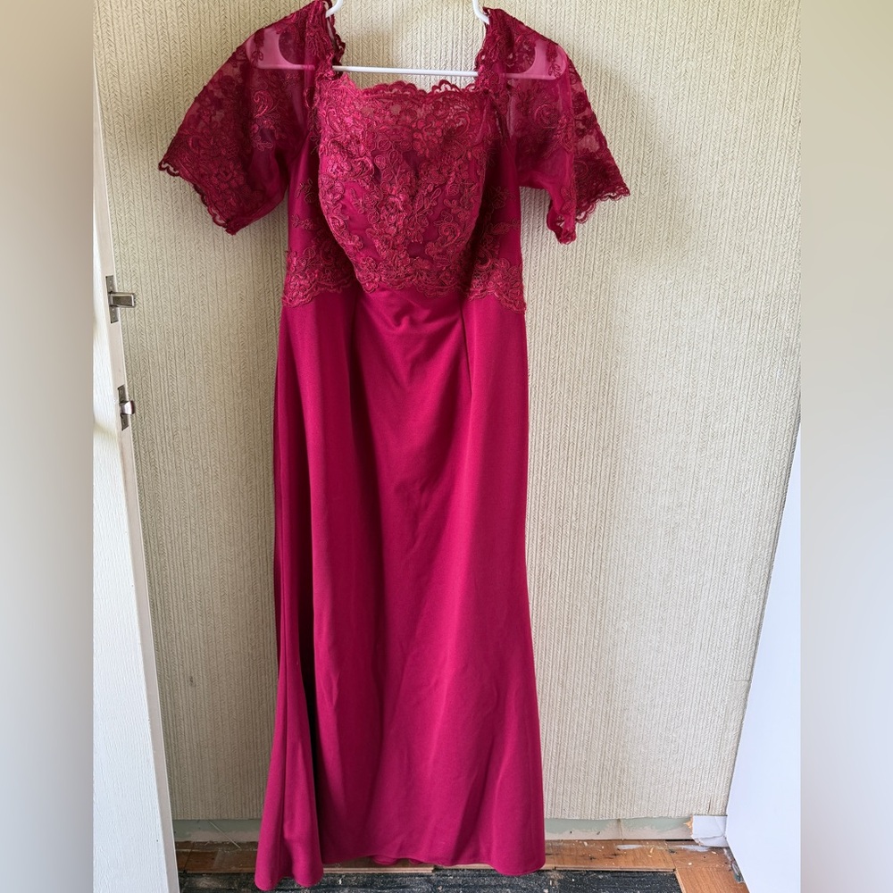 Elegant Burgundy Bridesmaid Lace Gown